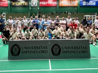 Foto bersama: Persatuan Bulutangkis (PB) Moga dan PB UNDIP dalam laga pertandingan persahabatan atau friendly macth yang digelar di Polytron Stadium UNDIP Semarang, pada Minggu 11 Januari 2026