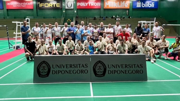 Foto bersama: Persatuan Bulutangkis (PB) Moga dan PB UNDIP dalam laga pertandingan persahabatan atau friendly macth yang digelar di Polytron Stadium UNDIP Semarang, pada Minggu 11 Januari 2026