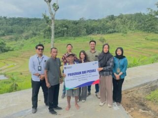 Penyerahan bantuan BRI Peduli secara simbolis di Margalangu Desa Watukumpul Pemalang (Dok. BRI)