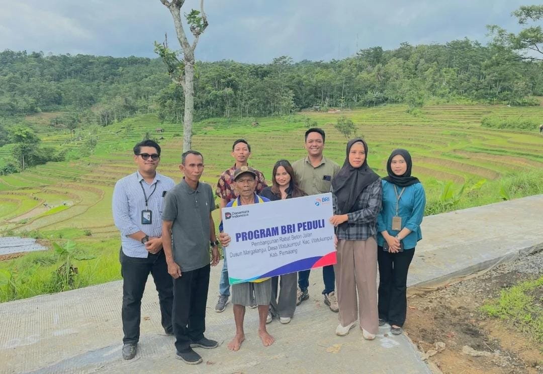 Penyerahan bantuan BRI Peduli secara simbolis di Margalangu Desa Watukumpul Pemalang