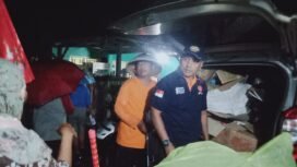 Ketua BKBN PKS Pemalang, Fatkhurohman saat menyalurkan bantuan warga terdampak di Desa Limbangan