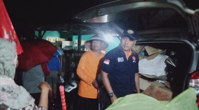 Ketua BKBN PKS Pemalang, Fatkhurohman saat menyalurkan bantuan warga terdampak di Desa Limbangan