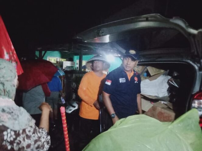 
					Ketua BKBN PKS Pemalang, Fatkhurohman saat menyalurkan bantuan warga terdampak di Desa Limbangan