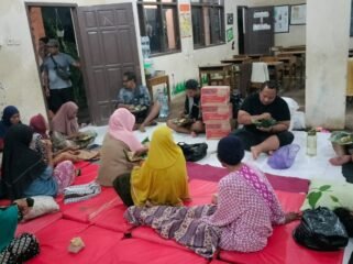 Gus Harun mengunjungi Pos Penampungan Pengungsi di SD Karangjompo Kec. Tirto.
