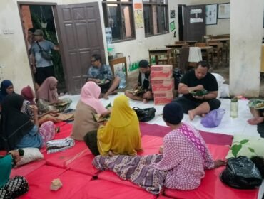 Gus Harun mengunjungi Pos Penampungan Pengungsi di SD Karangjompo Kec. Tirto.