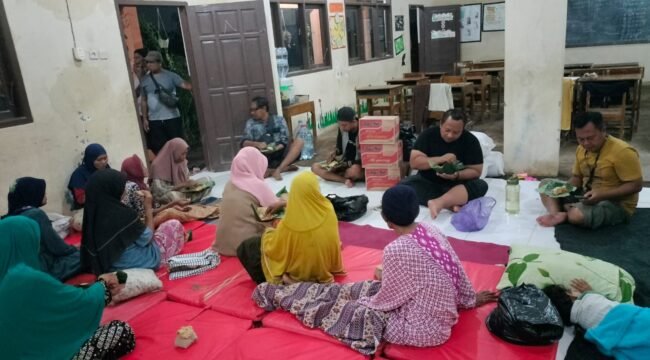 Gus Harun mengunjungi Pos Penampungan Pengungsi di SD Karangjompo Kec. Tirto.