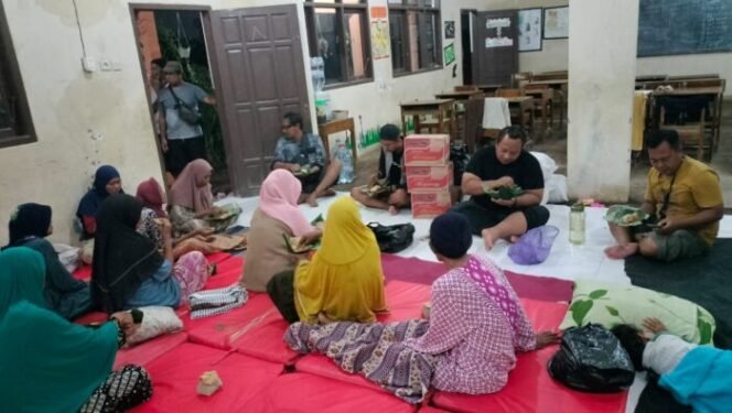 
					Gus Harun mengunjungi Pos Penampungan Pengungsi di SD Karangjompo Kec. Tirto.