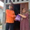 Ketua DPC PKS Ampelgading Abdurrosid saat memberikan bantuan kepada warga terdampak (Dok. PKS)