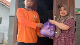 Ketua DPC PKS Ampelgading Abdurrosid saat memberikan bantuan kepada warga terdampak (Dok. PKS)