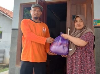 Ketua DPC PKS Ampelgading Abdurrosid saat memberikan bantuan kepada warga terdampak (Dok. PKS)