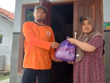 Ketua DPC PKS Ampelgading Abdurrosid saat memberikan bantuan kepada warga terdampak (Dok. PKS)