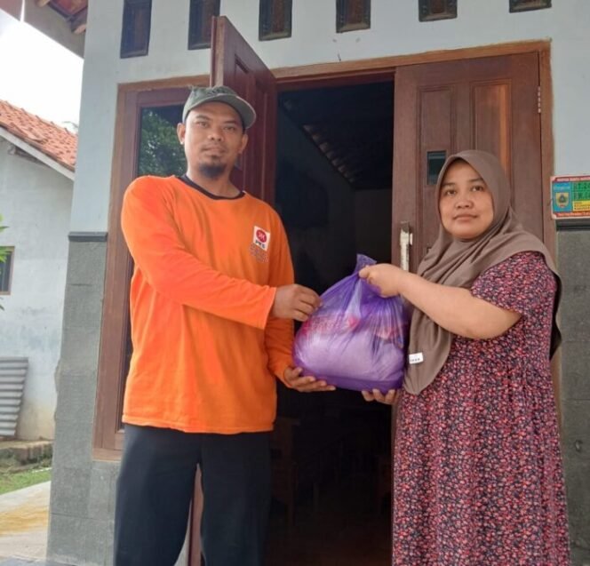 
					Ketua DPC PKS Ampelgading Abdurrosid saat memberikan bantuan kepada warga terdampak (Dok. PKS)
