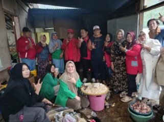 DPC PDI Perjuangan Pemalang Bersama Dede Indra Permana Bergerak cepat Salurkan Sembako dan Dirikan Dapur Umum di Desa Penakir