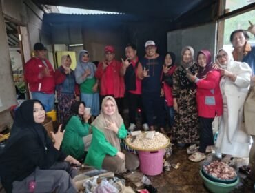 DPC PDI Perjuangan Pemalang Bersama Dede Indra Permana Bergerak cepat Salurkan Sembako dan Dirikan Dapur Umum di Desa Penakir
