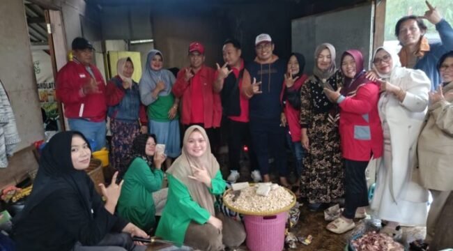 DPC PDI Perjuangan Pemalang Bersama Dede Indra Permana Bergerak cepat Salurkan Sembako dan Dirikan Dapur Umum di Desa Penakir