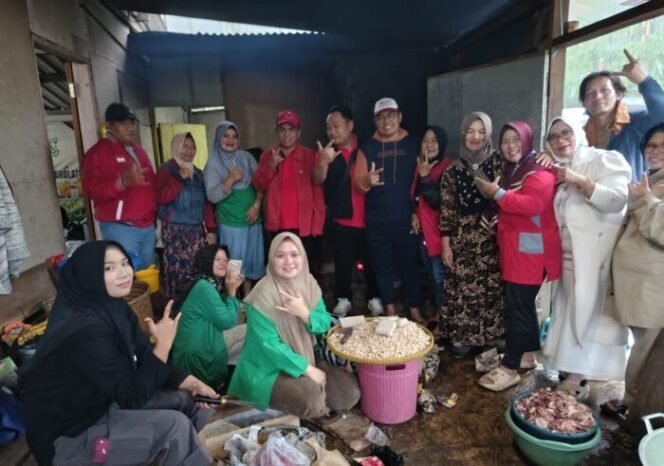 
					DPC PDI Perjuangan Pemalang Bersama Dede Indra Permana Bergerak cepat Salurkan Sembako dan Dirikan Dapur Umum di Desa Penakir