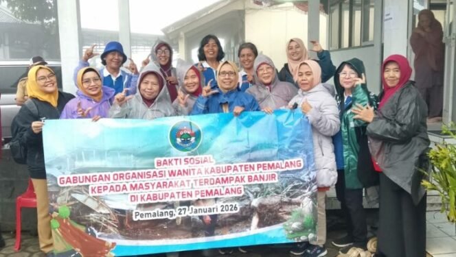 
					Gabungan Organisasi Wanita (GOW) Kabupaten Pemalang menyalurkan bantuan kemanusiaan kepada warga terdampak bencana di Desa Penakir, Kecamatan Pulosari, Kabupaten Pemalang, pada Selasa 27 Januari 2026.