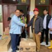 Plt. Direktur Utama Perumda Air Minum Tirta Mulia Pemalang, Moch. Arief Setiawan, saat memberikan bantuan secara simbolis di Kantor Kecamatan Pulosari, Senin (26/1)