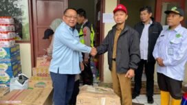 Plt. Direktur Utama Perumda Air Minum Tirta Mulia Pemalang, Moch. Arief Setiawan, saat memberikan bantuan secara simbolis di Kantor Kecamatan Pulosari, Senin (26/1)