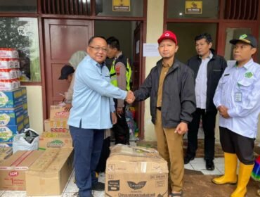 Plt. Direktur Utama Perumda Air Minum Tirta Mulia Pemalang, Moch. Arief Setiawan, saat memberikan bantuan secara simbolis di Kantor Kecamatan Pulosari, Senin (26/1)