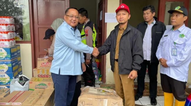 Plt. Direktur Utama Perumda Air Minum Tirta Mulia Pemalang, Moch. Arief Setiawan, saat memberikan bantuan secara simbolis di Kantor Kecamatan Pulosari, Senin (26/1)