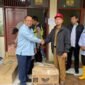 Plt. Direktur Utama Perumda Air Minum Tirta Mulia Pemalang, Moch. Arief Setiawan, saat memberikan bantuan secara simbolis di Kantor Kecamatan Pulosari, Senin (26/1)