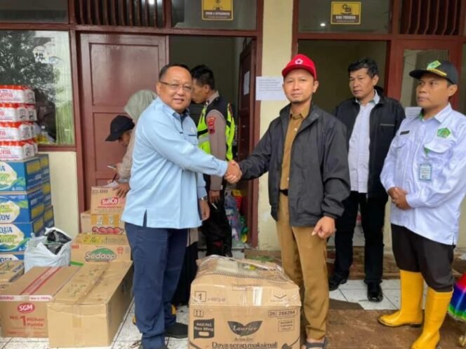 
					Plt. Direktur Utama Perumda Air Minum Tirta Mulia Pemalang, Moch. Arief Setiawan, saat memberikan bantuan secara simbolis di Kantor Kecamatan Pulosari, Senin (26/1)