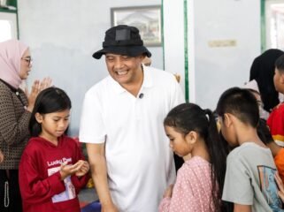 Gubernur Jateng, Ahmad Luthfi saat di Posko Pengungsian Kantor Kecamatan Pulosari, Kabupaten Pemalang, Jumat, 30 Januari 2026.