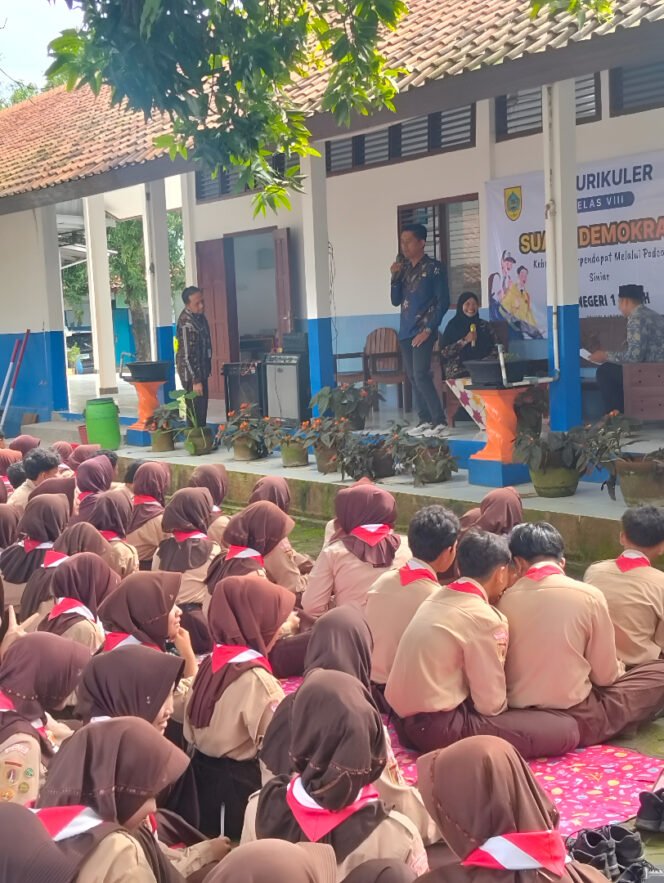 
					Siswanto Ajak Siswa SMP Negeri 1 Bodeh Berani Berpendapat Secara Santun dalam Kegiatan Suara Demokrasi