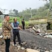 Anggota Komisi VI DPR RI dari Fraksi Partai Golkar, Doni Akbar saat Tinjau Lokasi Bencana di Jembatan Mendelem dan Desa Wisnu