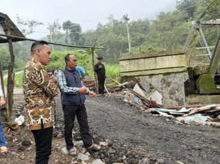 Anggota Komisi VI DPR RI dari Fraksi Partai Golkar, Doni Akbar saat Tinjau Lokasi Bencana di Jembatan Mendelem dan Desa Wisnu