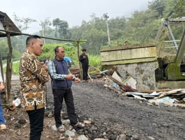 Anggota Komisi VI DPR RI dari Fraksi Partai Golkar, Doni Akbar saat Tinjau Lokasi Bencana di Jembatan Mendelem dan Desa Wisnu