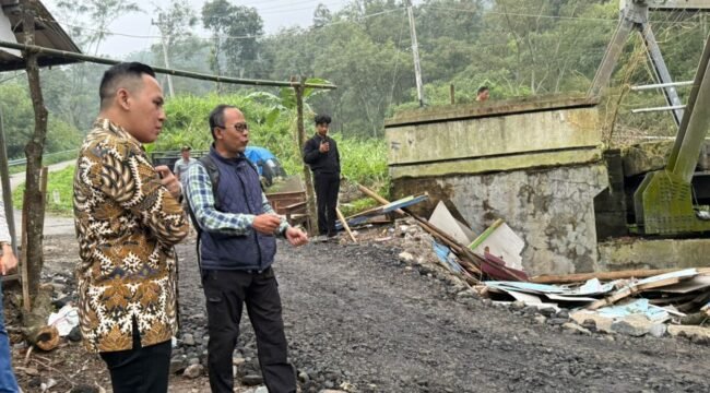 Anggota Komisi VI DPR RI dari Fraksi Partai Golkar, Doni Akbar saat Tinjau Lokasi Bencana di Jembatan Mendelem dan Desa Wisnu