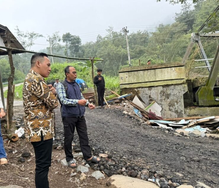 Anggota Komisi VI DPR RI dari Fraksi Partai Golkar, Doni Akbar saat Tinjau Lokasi Bencana di Jembatan Mendelem dan Desa Wisnu