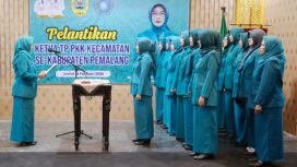 Ketua TP PKK Kabupaten Pemalang, dr. Noor Faizah Maenofie saat melantik Ketua TP PKK Kecamatan