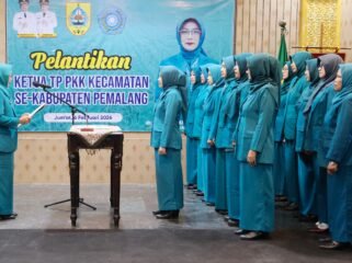 Ketua TP PKK Kabupaten Pemalang, dr. Noor Faizah Maenofie saat melantik Ketua TP PKK Kecamatan