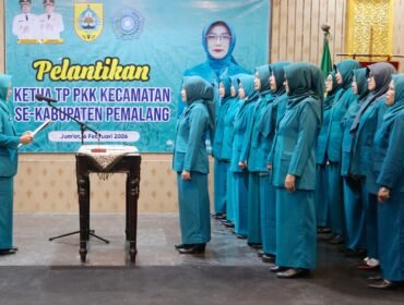 Ketua TP PKK Kabupaten Pemalang, dr. Noor Faizah Maenofie saat melantik Ketua TP PKK Kecamatan