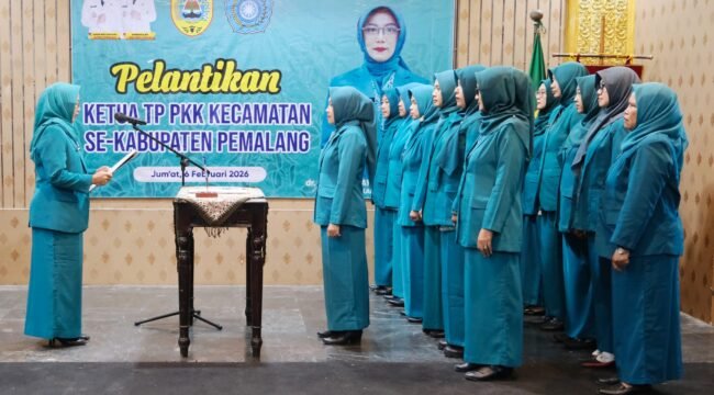 Ketua TP PKK Kabupaten Pemalang, dr. Noor Faizah Maenofie saat melantik Ketua TP PKK Kecamatan