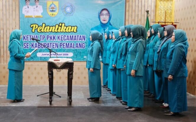 
					Ketua TP PKK Kabupaten Pemalang, dr. Noor Faizah Maenofie saat melantik Ketua TP PKK Kecamatan