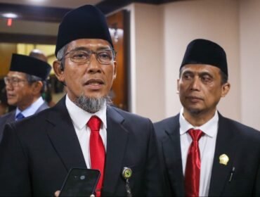 Sekretaris Daerah (Sekda) Provinsi Jawa Tengah, Sumarno (kiri)