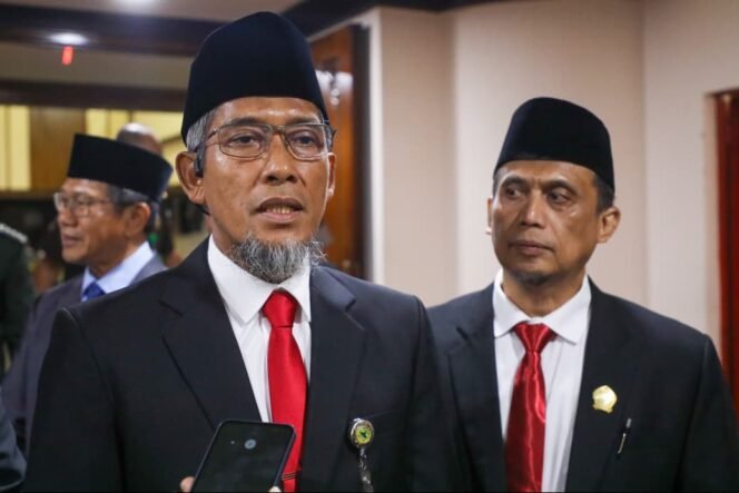 
					Sekretaris Daerah (Sekda) Provinsi Jawa Tengah, Sumarno (kiri)