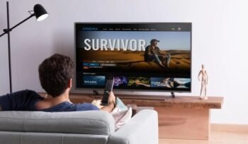 Nonton tv menjadi lebih bagus dengan smart tv (Freepik)