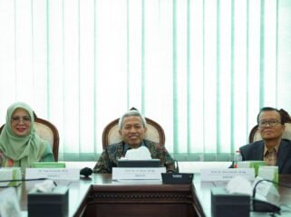 Rektor UIN Walisongo Semarang, Prof. Dr. Nizar, M.Ag., (tengah) 