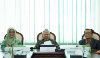 Rektor UIN Walisongo Semarang, Prof. Dr. Nizar, M.Ag., (tengah)