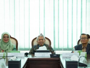 Rektor UIN Walisongo Semarang, Prof. Dr. Nizar, M.Ag., (tengah) 