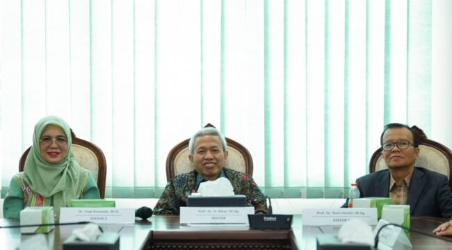 Rektor UIN Walisongo Semarang, Prof. Dr. Nizar, M.Ag., (tengah) 