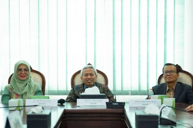 
					Rektor UIN Walisongo Semarang, Prof. Dr. Nizar, M.Ag., (tengah) 