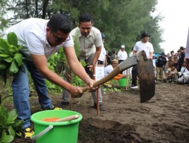 Wakil Ketua DPRD Provinsi Jawa Tengah, Mohammad Saleh menghadiri peluncuran Gerakan Jawa Tengah ASRI (Aman, Sehat, Resik, dan Indah) yang dipusatkan di Pantai Jodo, Desa Sidorejo, Kecamatan Gringsing, Kabupaten Batang, Selasa (24/2/2026).