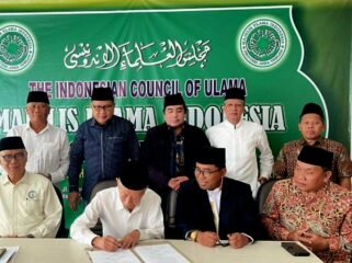 Ketua Umum MUI Jawa Tengah Dr KH Ahmad Darodji, MSi menandatangani fatwa tentang nisab zakat penghasilan dan profesi didampigi para pengurus.