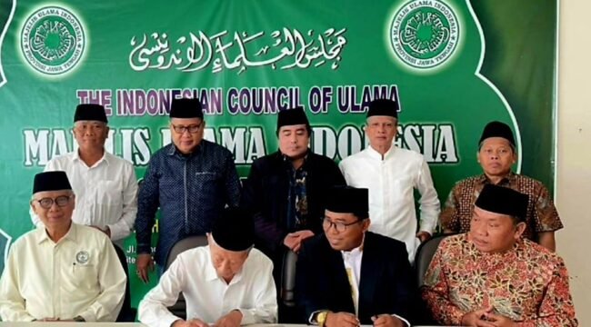 Ketua Umum MUI Jawa Tengah Dr KH Ahmad Darodji, MSi menandatangani fatwa tentang nisab zakat penghasilan dan profesi didampigi para pengurus.